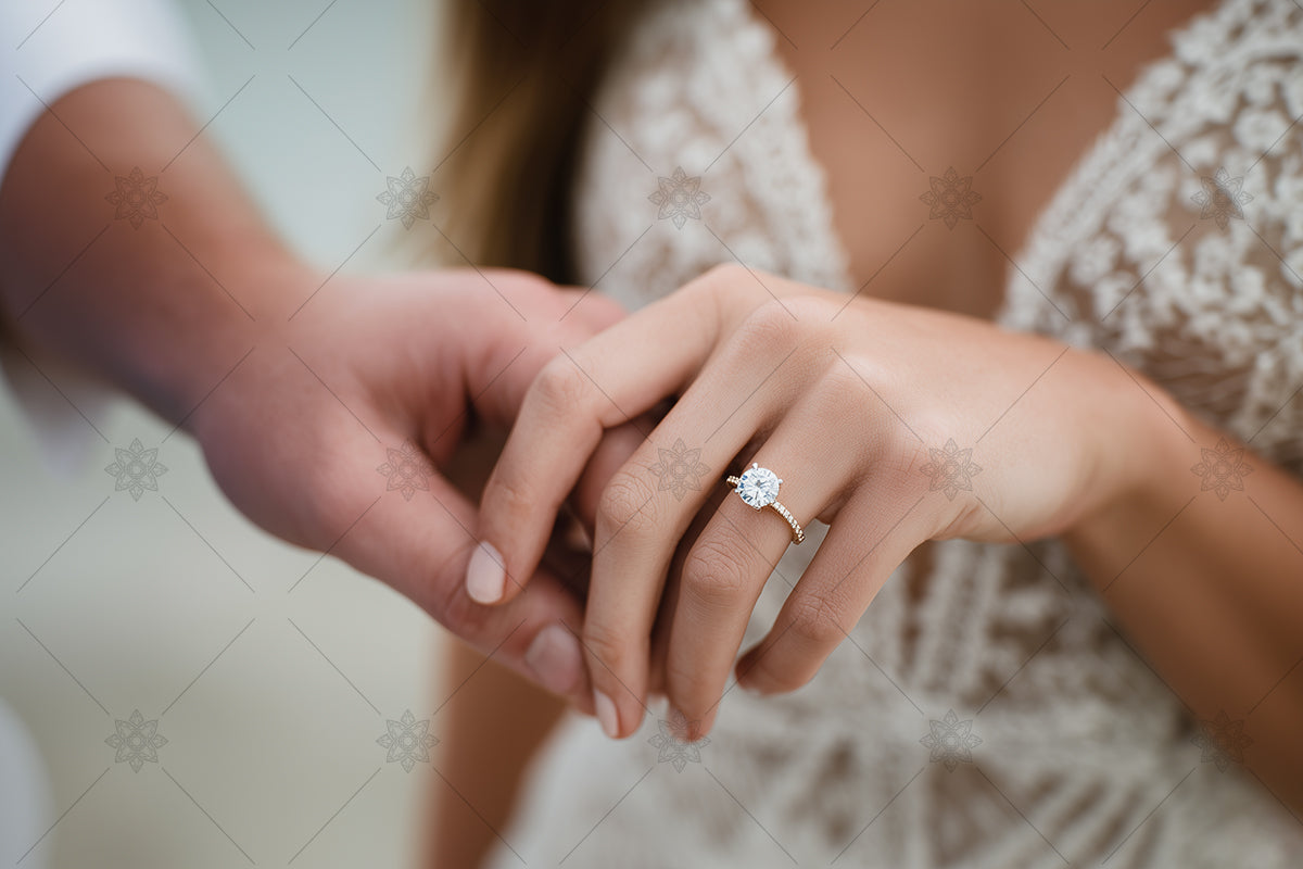 Couple holding hands - LJ1024