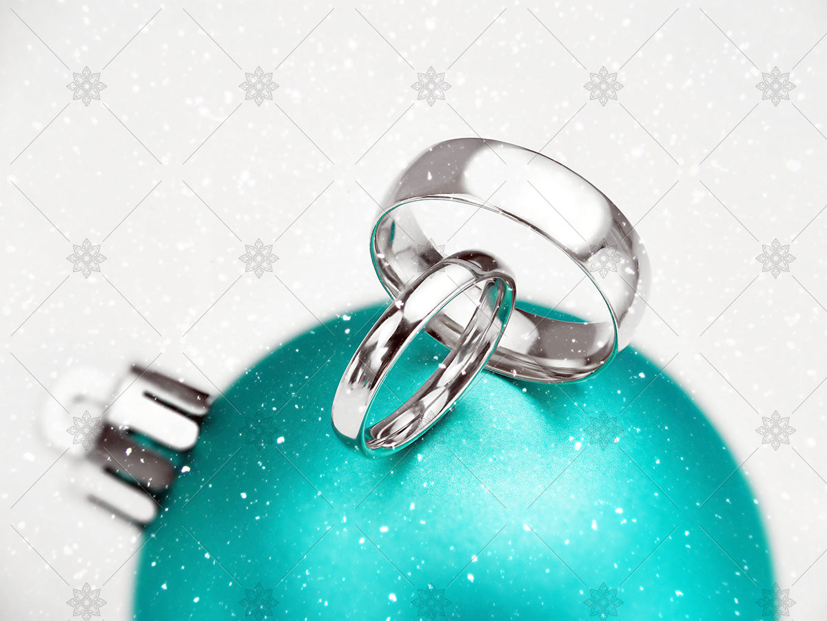 Winter Wedding Rings on Green Christmas Bauble - WC1008