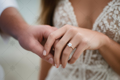 Couple holding hands - LJ1024